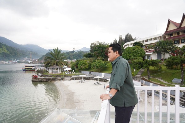 Menteri BUMN, Erick Thohir membagikan momen healingnya saat di Danau Toba. Dia pun memuji keindahan alam danau yang memberi eneri untuk bekerja. (Erick Thohir/Twitter)