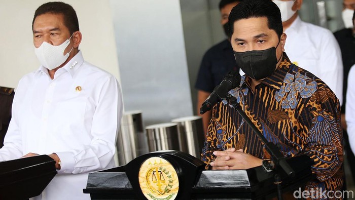 Menteri BUMN Erick Thohir memberikan bukti-bukti terkait dugaan korupsi ke Kejaksaan Agung (Kejagung). Dugaan korupsi terkait pengadaan pesawat ATR 72-600 di PT Garuda Indonesia Tbk (GIAA).