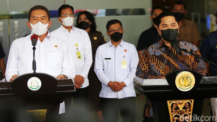 Menteri BUMN Erick Thohir memberikan bukti-bukti terkait dugaan korupsi ke Kejaksaan Agung (Kejagung). Dugaan korupsi terkait pengadaan pesawat ATR 72-600 di PT Garuda Indonesia Tbk (GIAA).