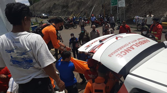 Evakuasi jasad korban yang tewas di Waduk Cirata, Bandung Barat.