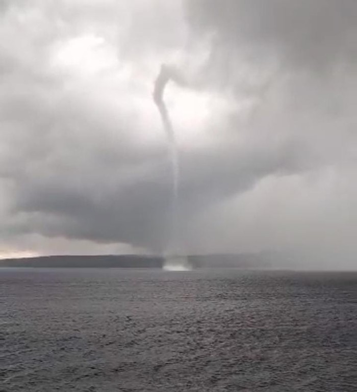 Fenomena waterspout terpantau di Selat Bali