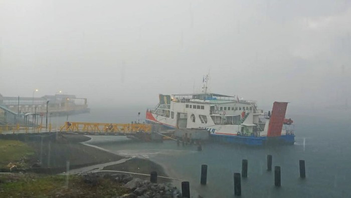 Fenomena waterspout terpantau di Selat Bali