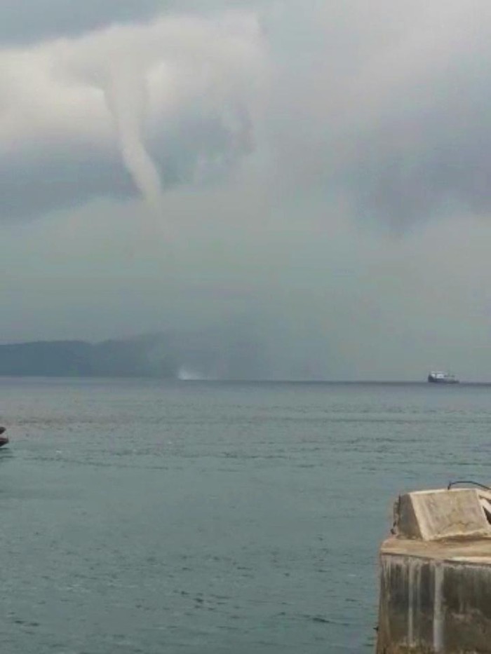 Fenomena waterspout terpantau di Selat Bali