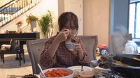 Konten video terbaru Fuji di YouTube baru saja diunggah olehnya. Fuji menikmati hot pot yang hangat sambil menjawab Q&A. Foto: Instagram @fuji_an, YouTube Fuji an