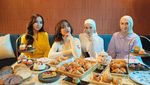 Momen Seru Fuji Saat Nikmati Hot Pot dan Nongkrong di Kafe Hits Bali