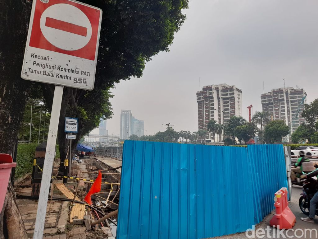 Galian di Jl Jenderal Gatot Subroto, Jakarta, 11 Januari 2022. (Marteen Ronaldo Pakpahan/detikcom)