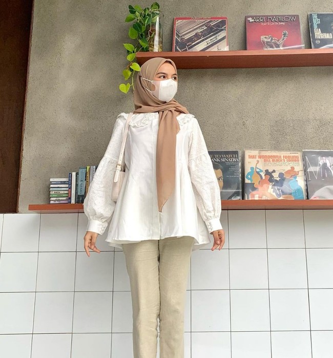 Gaya feminin dan simpel menjadi ciri khas Diba, dengan perpaduan warna earth tone. Dalam foto ini, Diba mengenakan hijab segi empat poly cotton mocca dipadu dengan kemeja dengan lengan lace model balon. Foto: Dok. Instagram @dibafahira.
