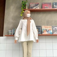 Gaya feminin dan simpel menjadi ciri khas Diba, dengan perpaduan warna earth tone. Dalam foto ini, Diba mengenakan hijab segi empat poly cotton mocca dipadu dengan kemeja dengan lengan lace model balon. Foto: Dok. Instagram @dibafahira.