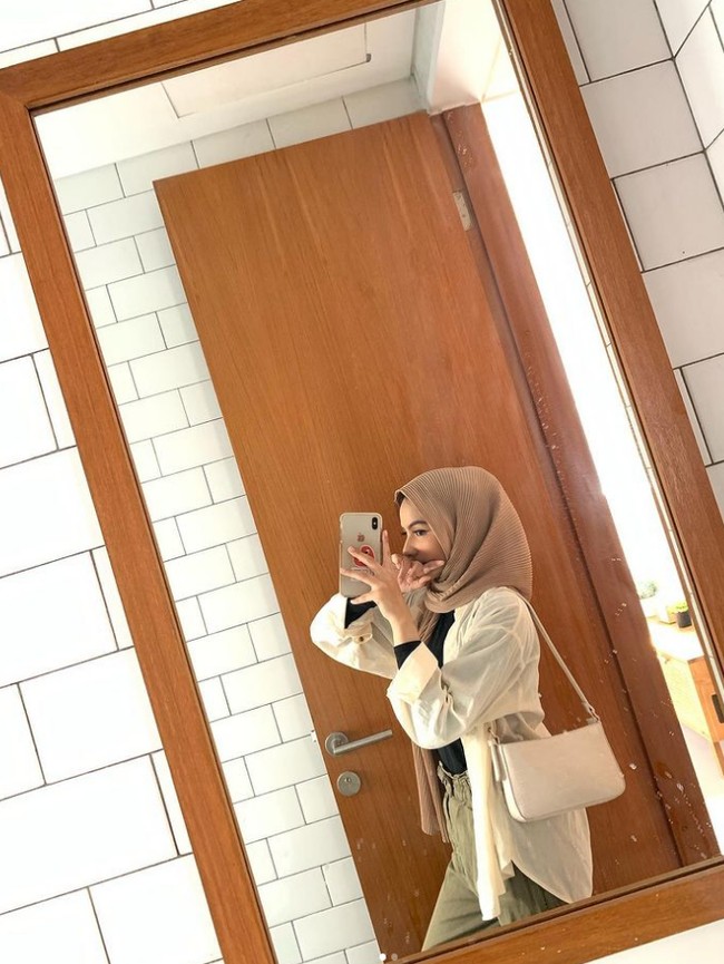 Dikabarkan menjadi pacar Keanu, gaya hijab 24 tahun ini langsung menjadi sorotan. Ia kerap mengenakan hijab segi empat ketika sesi foto dan kegiatan sehari-hari.  Foto: Dok. Instagram @dibafahira.