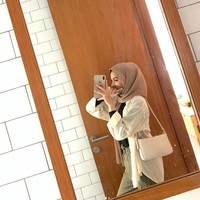 Dikabarkan menjadi pacar Keanu, gaya hijab 24 tahun ini langsung menjadi sorotan. Ia kerap mengenakan hijab segi empat ketika sesi foto dan kegiatan sehari-hari.  Foto: Dok. Instagram @dibafahira.