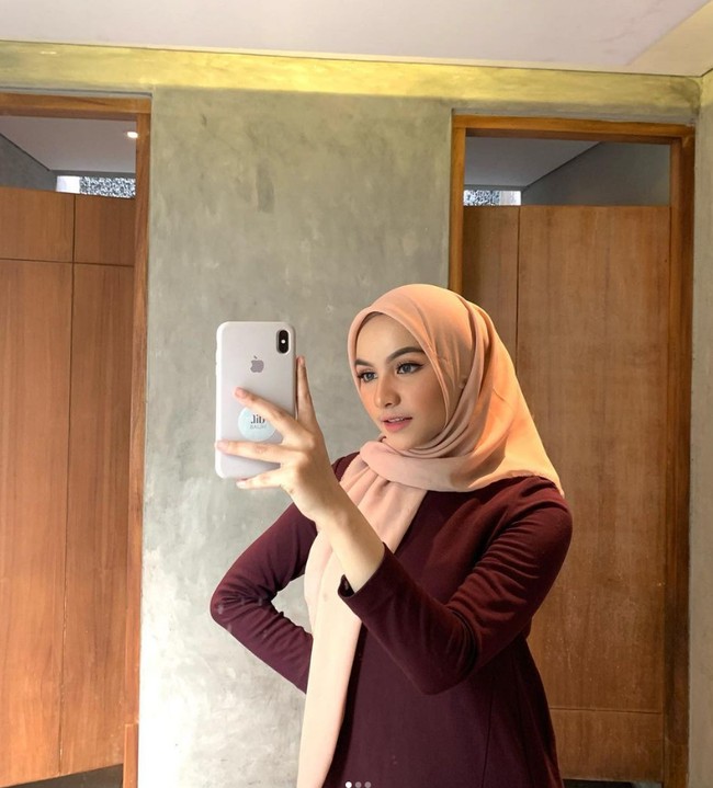 Seperti wanita pada umumnya, Diba kerap selfie ketika berada di depan cermin. Ia pun mengunggah postingan dengan depan cermin di salah satu toilet. Foto: Dok. Instagram @dibafahira.