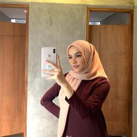 Seperti wanita pada umumnya, Diba kerap selfie ketika berada di depan cermin. Ia pun mengunggah postingan dengan depan cermin di salah satu toilet. Foto: Dok. Instagram @dibafahira.