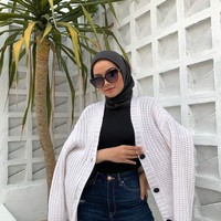 Tak hanya menyukai warna earth tone, Diba juga membagikan foto OOTD bernuansa monokrom. Seperti foto OOTD Diba kali ini, ia mengenakan hijab segi empat hitam dengan atasan hitam, celana jeans highwaist dipadu dengan outer rajut bahan knit putih. Foto: Dok. Instagram @dibafahira.