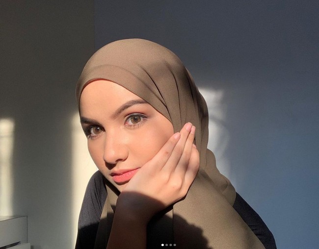 Sukses menjadi selebgram dan model hijab, Diba juga mempunyai brand hijab miliknya DIF Hijab. Online shop tersebut menjual berbagai jenis hijab mulai dari segi empat polos dan hijab pashmina denga berbagai pilihan warna. Foto: Dok. Instagram @dibafahira.