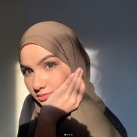 Sukses menjadi selebgram dan model hijab, Diba juga mempunyai brand hijab miliknya DIF Hijab. Online shop tersebut menjual berbagai jenis hijab mulai dari segi empat polos dan hijab pashmina denga berbagai pilihan warna. Foto: Dok. Instagram @dibafahira.