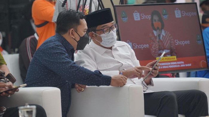 Gubernur Jabar Ridwan Kamil dan Kadisdik Jabar Dedi Supandi saat peluncuran kurikulum bisnis digital di Bogor, Selasa (11/1/2022)