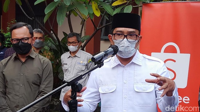 Gubernur Jabar Ridwan Kamil didampingi Walkota Bogor Bima Arya