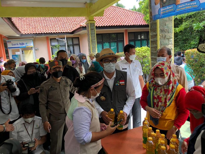Gubernur Jawa Barat Ridwan Kamil cek operasi pasar di Bekasi