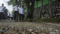 Ridwan Kamil, juga mengingatkan Pelaksana Tugas (Plt) Wali Kota Bekasi Tri Adhianto untuk membenahi infrastruktur publik.