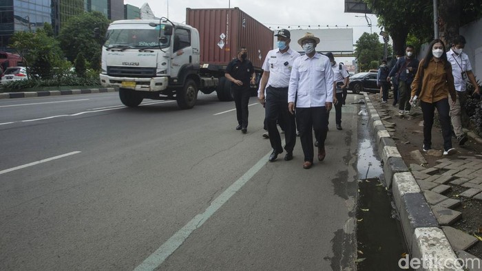 Gubernur Jawa Barat Ridwan Kamil Tinjau Fasilitas Publik di Bekasi Gubernur Jawa Barat Ridwan Kamil dan Plt Walikota Bekasi Tri Adhianto meninjau fasilitas publik di Stadion Bekasi, Rabu (11/1/2022). Sebelumnya Ridwan Kamil meninjau operasi pasar murah.