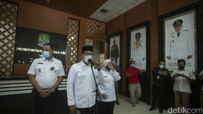 Gubernur Jawa Barat Ridwan Kamil Tinjau Fasilitas Publik di Bekasi Gubernur Jawa Barat Ridwan Kamil dan Plt Walikota Bekasi Tri Adhianto meninjau fasilitas publik di Stadion Bekasi, Rabu (11/1/2022). Sebelumnya Ridwan Kamil meninjau operasi pasar murah.