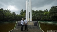 Di Taman Kota RK dan Tri berbincang tentang sejarah monumen yang terletak di tengah Taman Kota Bekasi tersebut. RK berpesan masih ada sisa waktu untuk Pak Tri sebagai Plt untuk berbenah infrastruktur publiknya. Jangan hanya swastanya saja. Jangan hanya bangunan-bangunan moda pihak pribadi dan pihak swasta tapi juga publik.