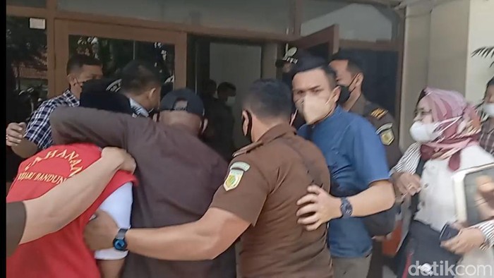 Herry Wirawan dihadirkan langsung ke PN Bandung untuk mendengarkan tuntutan jaksa