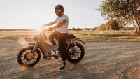 Setelah suspensi, ubahan lainnya menyasar pada bagian ban yang kini mengadopsi ban off-road dengan bentuk kembangan kotak-kotak seperti tahu. Lalu bentuk spatbor dan cover rem depan juga telah diubah dari aslinya. Sedangkan pada pipa knalpot diselipkan cover carbon. (Young Machine)