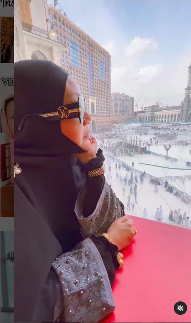 Ifa tak tinggal diam dirinya dihujat. Menurutnya, memakai emas di Mekah adalah hal yang wajar karena warga lokal juga memakainya. Ini rezeki Allah SWT yang beri dan saya tunjuk pada-Nya inilah emas yang Kau beri dan kurniakan kepada aku. Perkara ini tak sepatutnya menjadi isu, sebab banyak orang Arab di sana yang memakai perhiasan emas, ujarnya. (Foto: Instagram/@ifa_raziah)