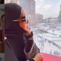 Ifa tak tinggal diam dirinya dihujat. Menurutnya, memakai emas di Mekah adalah hal yang wajar karena warga lokal juga memakainya. Ini rezeki Allah SWT yang beri dan saya tunjuk pada-Nya inilah emas yang Kau beri dan kurniakan kepada aku. Perkara ini tak sepatutnya menjadi isu, sebab banyak orang Arab di sana yang memakai perhiasan emas, ujarnya. (Foto: Instagram/@ifa_raziah)