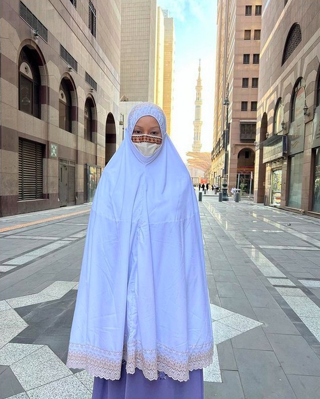 Penyanyi Malaysia Ifa Raziah sedang menjadi perbincangan di negaranya. Bukan karena prestasi, tapi penampilannya saat beribadah di Tanah Suci. Sejak Desember lalu, Instagram Ifa Raziah dipenuhi dengan unggahan-unggahan dia saat umrah. Menunaikan Ibadah Umrah 2021. Saya IFA RAZIAH dgn rendah hati memohon keampunan dan kemaafan sekiranya ada melakukan kesalahan secara sengaja atau tidak sengaja drpd Sahabat2 yg mengenali diri ifa, tulis Ifa di keterangan salah satu foto. (Foto: Instagram/@ifa_raziah)