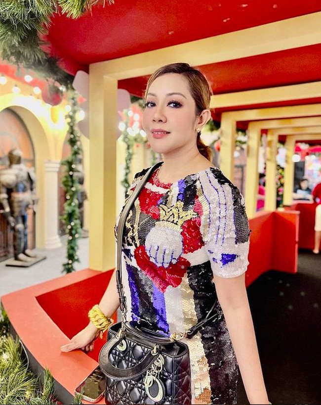 Di negaranya, Ifa Raziah sempat dikritik karena dituduh mempromosikan obat pelangsing yang legal dan belum terbukti secara ilmiah. Apa yang berlaku itu adalah ujian dan kalau Allah nak angkat martabat kita, Dia akan berikan ujian. Ini baru sedikit saja, katanya. (Foto: Instagram/@ifa_raziah)