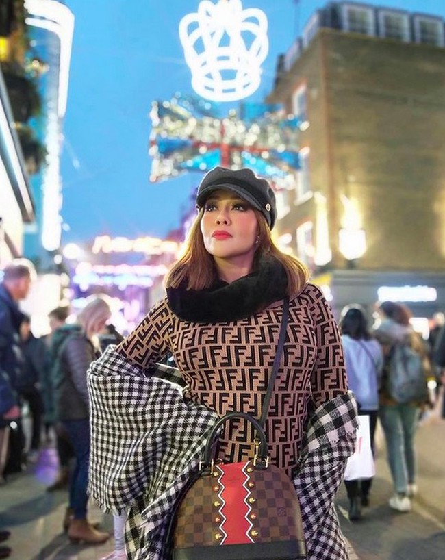 Dalam kesehariannya, Ifa memang suka memakai barang-barang branded. Sebuah unggahan memperlihatkan ia berpose dalam balutan sweater Fendiyang dipadu dengan tas Louis Vuitton. (Foto: Instagram/@ifa_raziah)