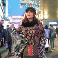 Dalam kesehariannya, Ifa memang suka memakai barang-barang branded. Sebuah unggahan memperlihatkan ia berpose dalam balutan sweater Fendiyang dipadu dengan tas Louis Vuitton. (Foto: Instagram/@ifa_raziah)