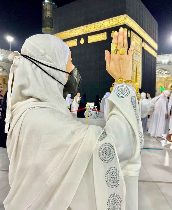 Banyak di antara mereka yang mempertanyakan niat Ifa di balik unggahan tersebut. Penyanyi yang sempat menuai kontroversi karena drama vaksinnya tahun lalu itu pun dihujat karena dianggap berpenampilan mewah saat beribadah di Tanah Suci. Niat tu apa sebenarnya???? komentar seorang netizen. Ada pula yang menulis, Tunjuk emas ke? (Foto: Instagram/@ifa_raziah)