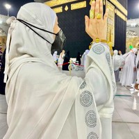 Banyak di antara mereka yang mempertanyakan niat Ifa di balik unggahan tersebut. Penyanyi yang sempat menuai kontroversi karena drama vaksinnya tahun lalu itu pun dihujat karena dianggap berpenampilan mewah saat beribadah di Tanah Suci. Niat tu apa sebenarnya???? komentar seorang netizen. Ada pula yang menulis, Tunjuk emas ke? (Foto: Instagram/@ifa_raziah)