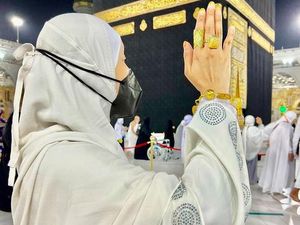 Viral Artis Dihujat karena Pose Pamer Perhiasan di Depan Kabah