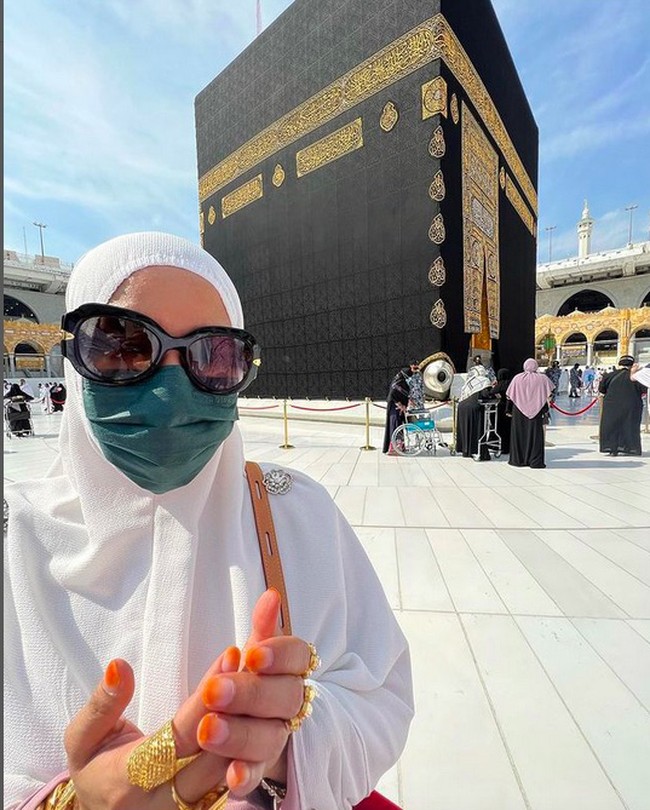Saya begitu teruja untuk menunaikan umrah kali ini kerana sangat rindukan Makkah dan Madinah. Lagipun, ini adalah kali pertama saya ke luar negara selepas beberapa tahun tidak dapat melakukannya, katanya sebelum berangkat. (Foto: Instagram/@ifa_raziah)