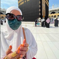 Saya begitu teruja untuk menunaikan umrah kali ini kerana sangat rindukan Makkah dan Madinah. Lagipun, ini adalah kali pertama saya ke luar negara selepas beberapa tahun tidak dapat melakukannya, katanya sebelum berangkat. (Foto: Instagram/@ifa_raziah)