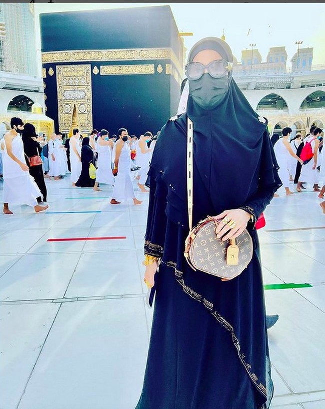 Perempuan bernama lengkap Saripah Raziah Mustapha ini mengklaim pula dirinya telah berkonsultasi dengan pakar agama soal hukum memakai emas saat beribadah.Aku pakai tas Louis Vuitton, jam tangan jenama Rolex dan gelang emas. Semua itu Allah yang berikan kepadaku, kau ikut mazhab mana sampai tak boleh pakai semua itu, terang Ifa Raziah. (Foto: Instagram/@ifa_raziah)