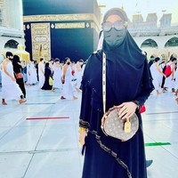 Perempuan bernama lengkap Saripah Raziah Mustapha ini mengklaim pula dirinya telah berkonsultasi dengan pakar agama soal hukum memakai emas saat beribadah.Aku pakai tas Louis Vuitton, jam tangan jenama Rolex dan gelang emas. Semua itu Allah yang berikan kepadaku, kau ikut mazhab mana sampai tak boleh pakai semua itu, terang Ifa Raziah. (Foto: Instagram/@ifa_raziah)