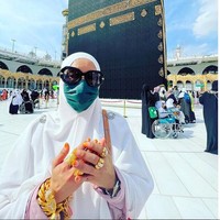 Di sebuah unggahan lain, tampak pelantun Ser Ser Ser itu difoto dengan pose berdoa sembari membelakangi Kabah. Namun, perhiasan emas yang memenuhi jemarinya bikin salfok netizen. (Foto: Instagram/@ifa_raziah)