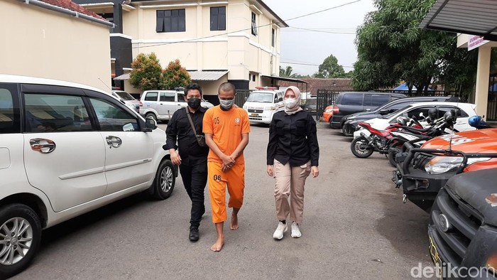 Ilham digelandang Polres Tasikmalaya karena berusaha kabur dari tanggung jawab usai menghamili pacarnya