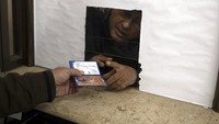 Seorang pria Palestina menyerahkan kartu identitas sementara kepada seorang pegawai urusan sipil untuk mendapatkan surat pendaftaran yang disetujui secara resmi, di Kota Gaza.