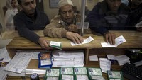 Tumpukan permohonan kartu identitas yang dikeluarkan Israel bagi warga Palestina.