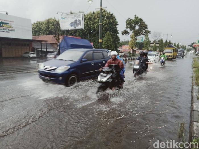 Jalan Yogyakarta-Solo, Klaten tergenang air, Selasa (11/1/2022).