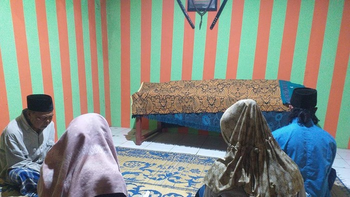 Jasad bocah perempuan di Pemalang yang diawetkan akhirnya dikuburkan, Minggu (9/1/2022)