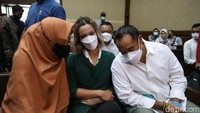 Nia Ramadhani dan Ardi Minta Doa Jelang Vonis
