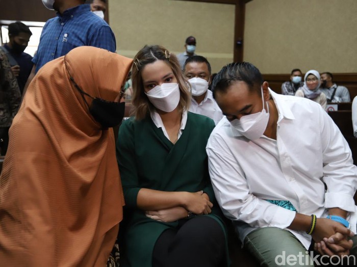 Jelang Vonis Putusan Nia Ramadhani dan Ardie Bakrie