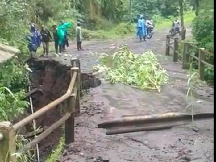 jembatan di tosari longsor